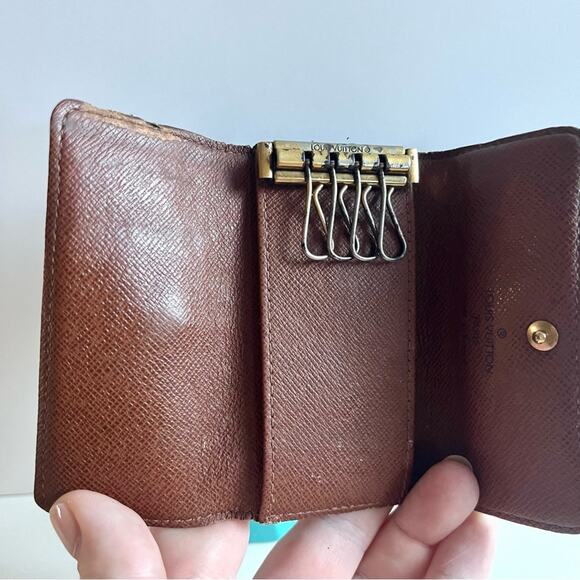 LOUIS VUITTON 2004 Vintage Monogram Key Holder - Picture 4 of 9